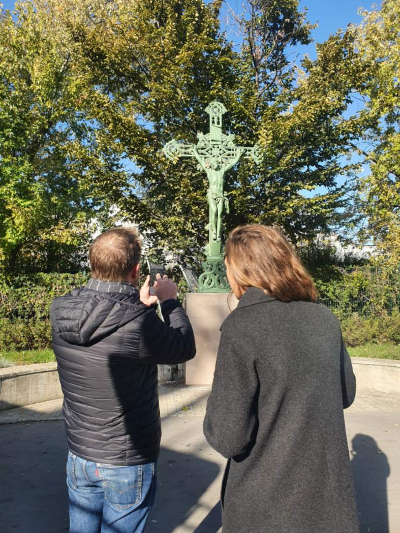 MemexProject's tweet photo. 🇫🇷📱Discovering MEMEX stories with #ARtesting!
@SmartCityParis and @MCA_EU organized a walk in the neighbourhood, from the "ver tetu" garden to the train station, in order to discover the stories created in the Paris pilot using the AR feature of the #MEMEXApp prototype! https://t.co/NDNW1PdWO9