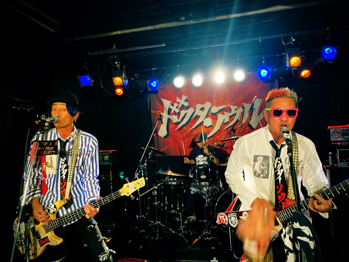 damedamedameg's tweet photo. 本来今日ここでFATESはワンマンの予定でした。ゲストで出演予定だったドクターソウルが急遽ワンマンをやってくれました。自主イベントの直後で準備も大変だろうに、ヨコイ君、スギ様の弾き語りもあり(しんちゃん漫談?あり)そして凄く良いステージだった。ドクターソウルに漢を見た。感謝しかない🙏 https://t.co/71GosxHW4i