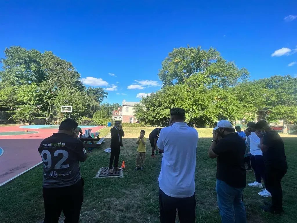 MuslimYouthUSA's tweet photo. Here’s a throwback to August when our #MuslimYouth ￼of the New York Metro region kicked off their Ahmadiyya Soccer League. They started the events with a collective prayer. Forming a #LivingConnectionWithAllah and building brotherhood even outside of the mosque. #WhatMuslimsDo https://t.co/npCkFVIJ9o