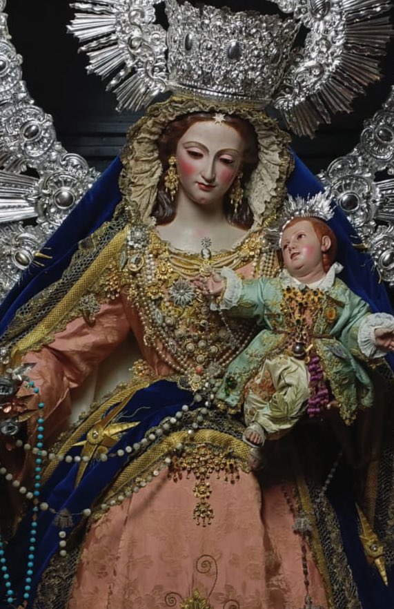 La Patrona de Churriana se encuentra entronizada para su salida procesional de mañana día 9 de octubre a las 18:30 horas. Agradecemos a su vestidor, Fran Navarro, la dedicación a lo largo de estos días para que la Patrona luzca espectacular. 

#RosariodeChurriana 
#CofradiasMLG