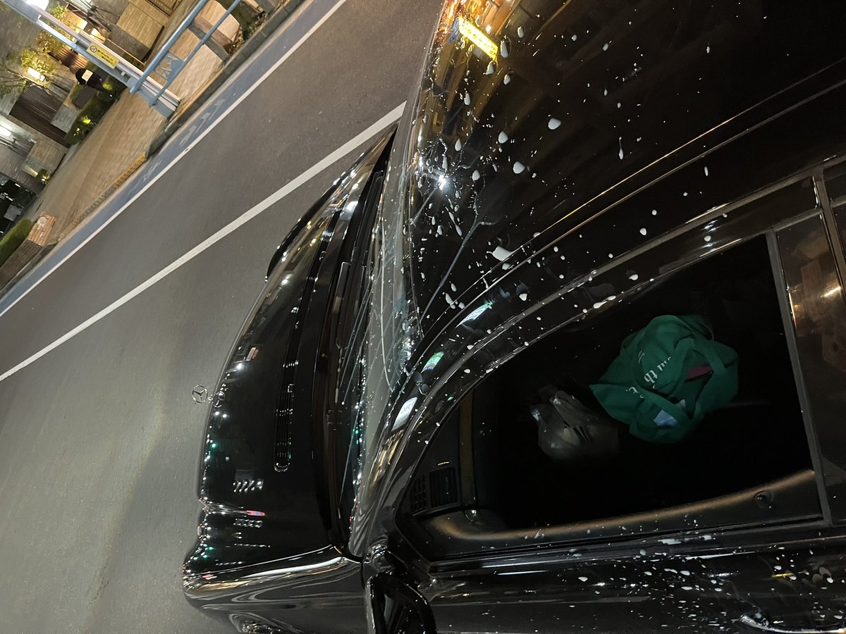 z_kh823's tweet photo. 本日8日21:55頃　男に牛乳と思われる液体を車両にかけられました。

今は警察署にいます。

犯人の写真は撮りました。現在逃げてます。

後々また報告します。

キレてます。ブチ殺したいと心の底から思います。 https://t.co/zMu1QZfqy0