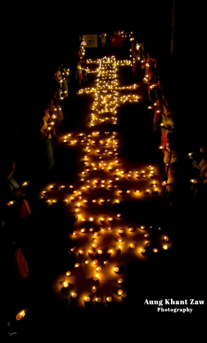miN13700's tweet photo. The protesters of Chindwin West Bank Strike in Sagaing Region held a candlelit night strike against the murderous military regime on October 8.

#WarCrimesOfJunta
#2022Oct8Coup
#WhatsHappeninglnMyanmar https://t.co/wTut5bUV6K