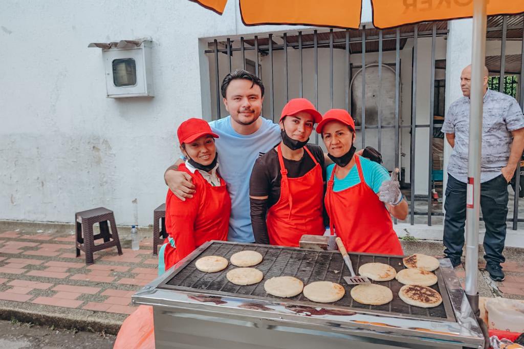 harmanfelipe's tweet photo. Lina María se paga sus estudios vendiendo arepas tres horas al día, junto a su mamá y su mejor amiga. Ayer fue víctima de una agresión asquerosa que debemos rechazar.

Su agresora responderá ante la Inspección de Policía correspondiente. https://t.co/tSD2BJ53G2