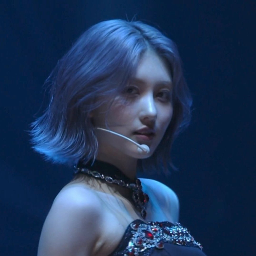 gaeulzip's tweet photo. she's born to be on the dance floor 🔥 https://t.co/dQxF7J11kj