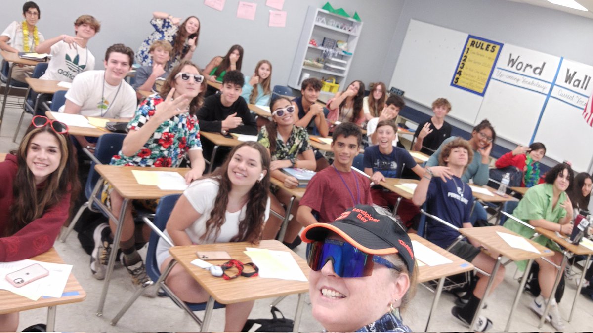 RicharRenee's tweet photo. Wacky tacky tourist day Spanish River HS so I had to bring my selfie-stick! #HOCO22 #selfiesticksareso2015 @CastellaAlli @RiverGuidance @hailtheriver https://t.co/F1NSaUkMW6