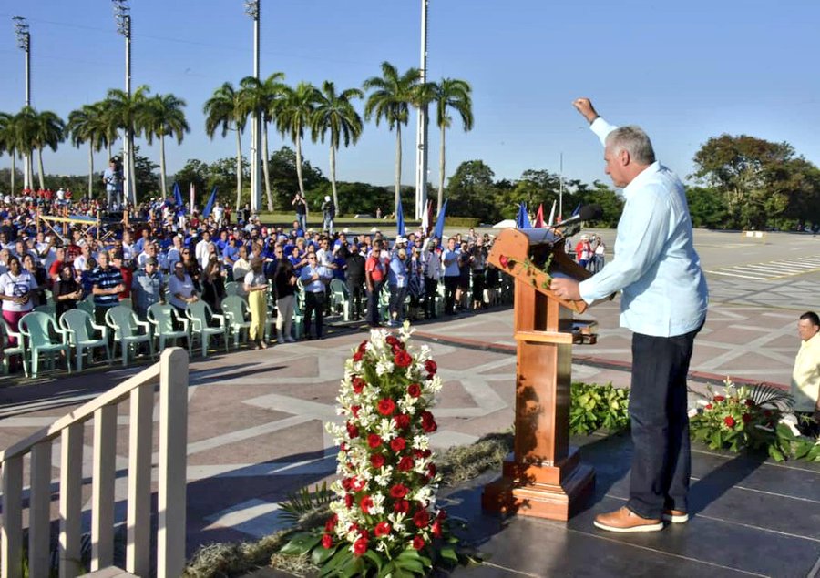 citmacuba's tweet photo. "Villaclareños, cubanos, ¡Hasta la Victoria Siempre!", señaló el presidente Miguel Díaz-Canel Bermúdez al cierre del homenaje al #Che y sus hermanos caídos en la guerrilla en Bolivia.
#CheVive
@citmacuba presente @ElbaRosaPM @SANTANACITMA @ArmandoRguezB @adianez_taboada https://t.co/i2JrNE8t4P