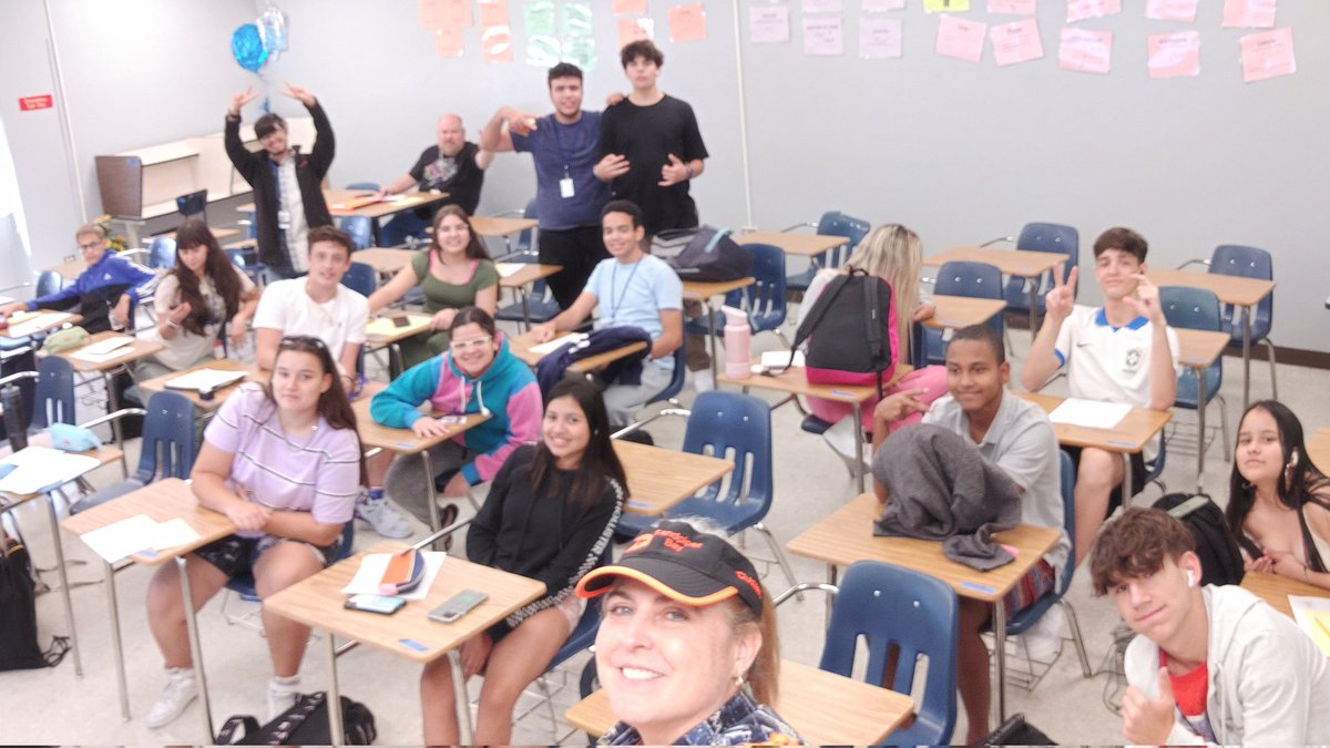 RicharRenee's tweet photo. Wacky tacky tourist day Spanish River HS so I had to bring my selfie-stick! #HOCO22 #selfiesticksareso2015 @CastellaAlli @RiverGuidance @hailtheriver https://t.co/F1NSaUkMW6