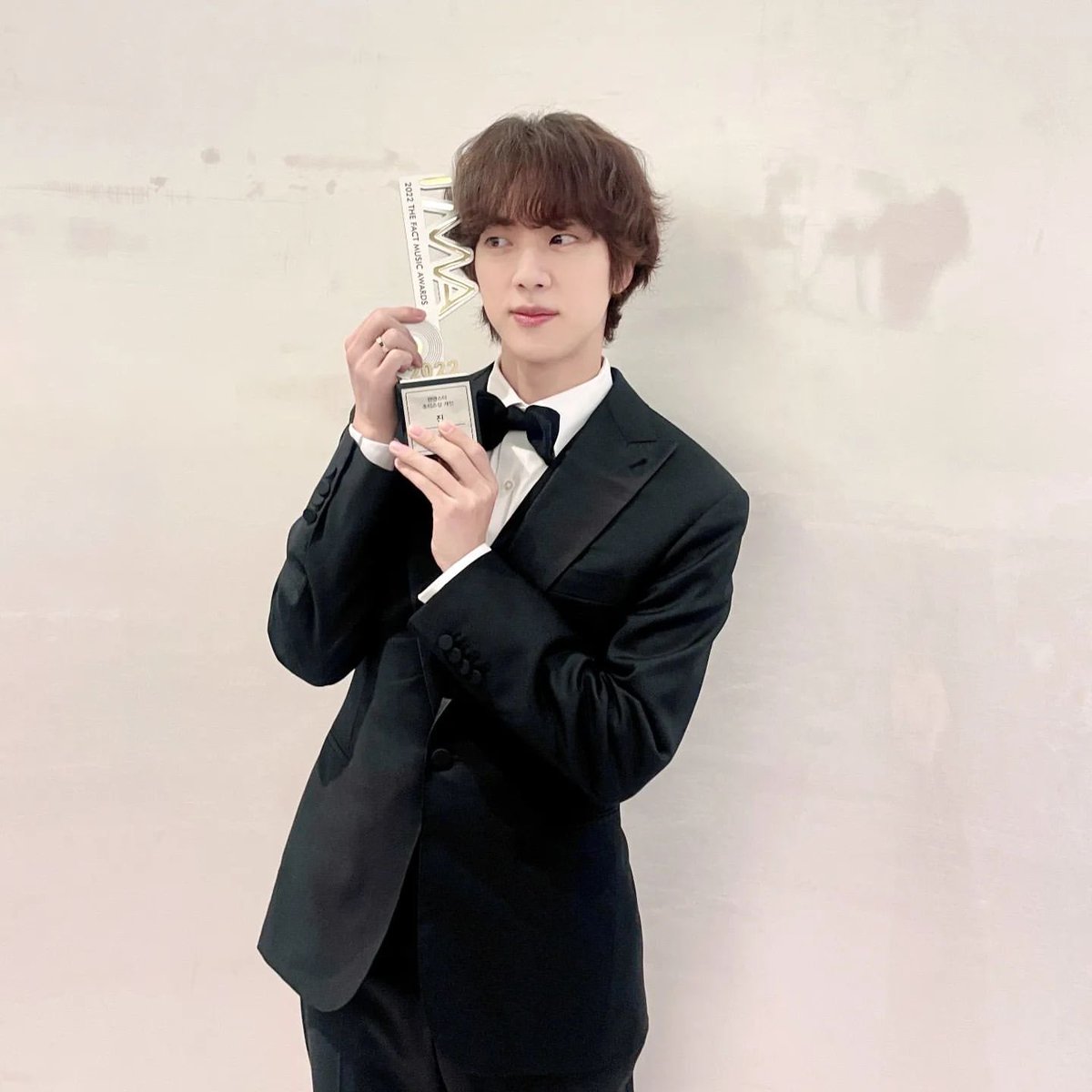 jinnieslamp's tweet photo. If you see this tweet, reply with: 

PROUD OF SUPERSTAR JIN https://t.co/nf93JitVni