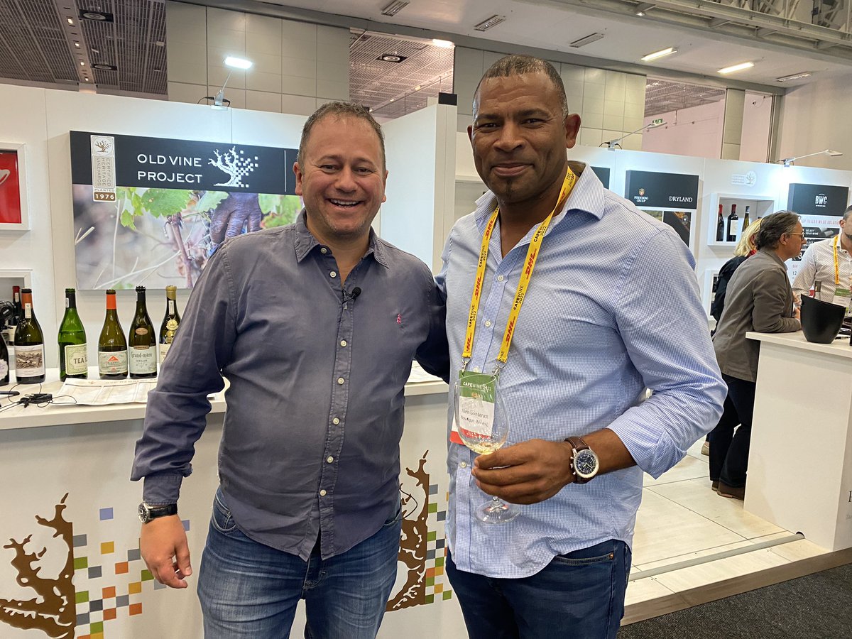 Last few pictures from @CapeWine2022: update from Ziyanda on <a href="/PYDAcademy/">PYDA</a> (and tasting #Ulutsha), meeting wine media from Kenya, Nigeria and Ghana (NEVER ask West Africans who makes the best jollof rice…), and the mountain of granite that is viticulturist Sheldon van Wyk. #DRLW