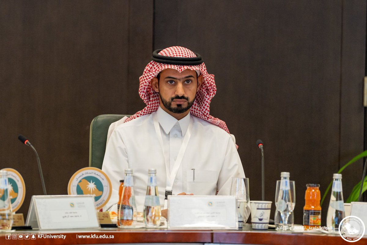 Saud_F_A1's tweet photo. تشرفت بالتكريم من معالي رئيس جامعة الملك فيصل الدكتور محمد العوهلي ، وحضور الاجتماع الواحد والعشرون لعمداء كليات العلوم الطبية التطبيقية والذي استضافته جامعة الملك فيصل بالاحساء @KFUniversity @psau_edu_sa https://t.co/Cg1WkvrvVr