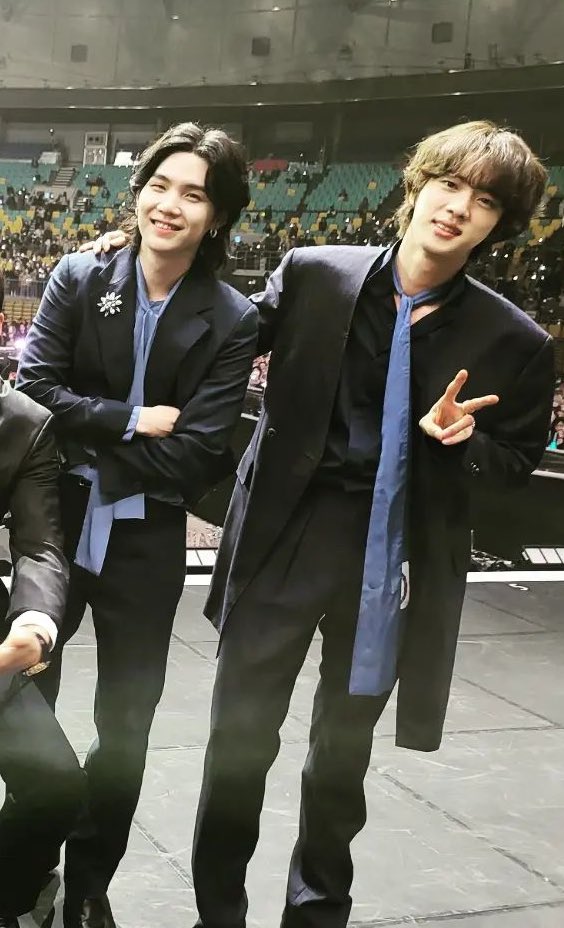 jinniesarchives's tweet photo. seokjin's shoulders with yoongi, he is so BIG BIG https://t.co/ynMRnesEds