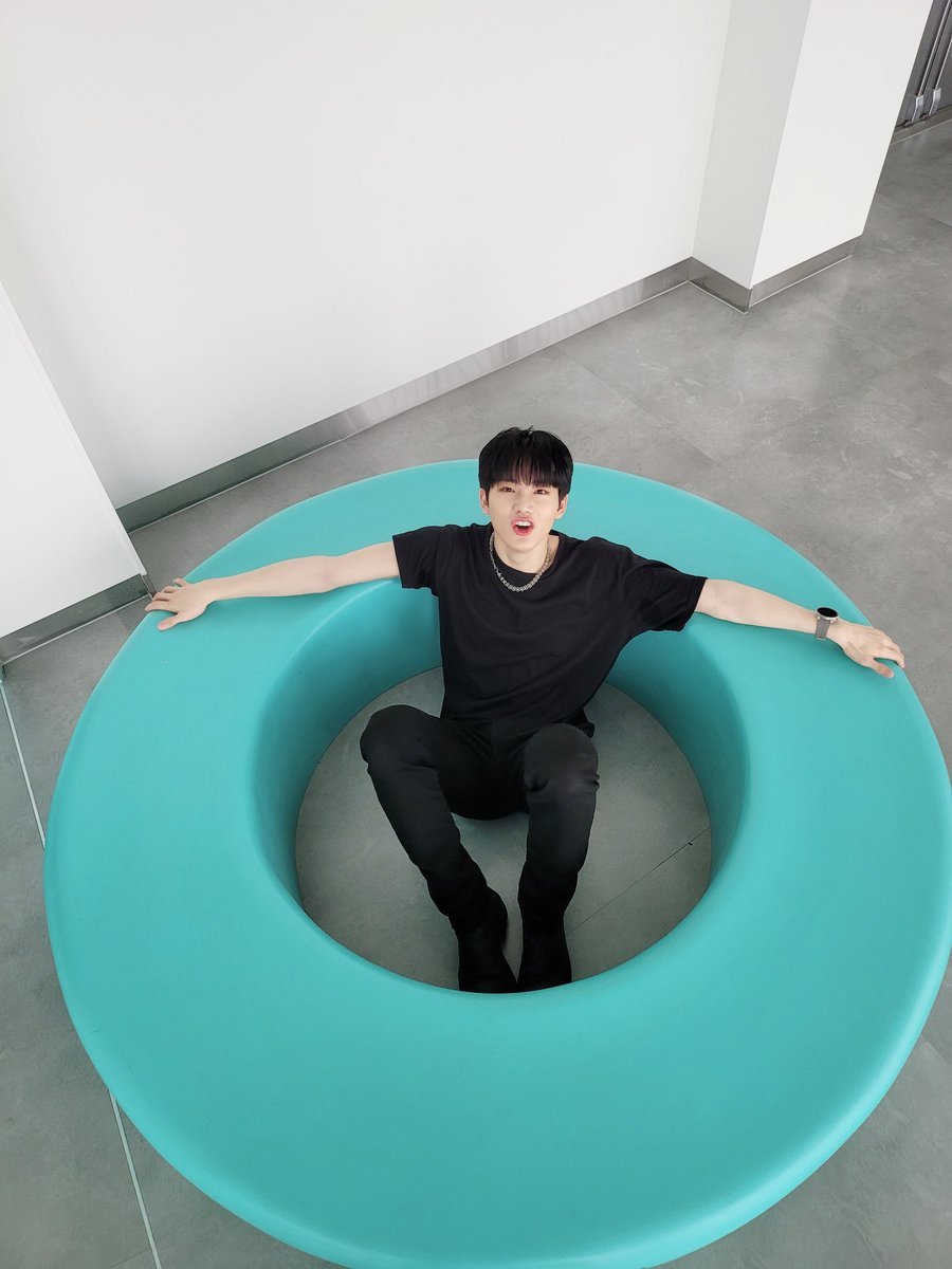 221008 #JUNKYU WEVERSE POST

🐨: Thank you for the Artist Of The Year award👊
It's all thanks to Teumes!!!🖤🖤🖤

#TREASURE #트레저 
<a href="/treasuremembers/">TREASURE</a>