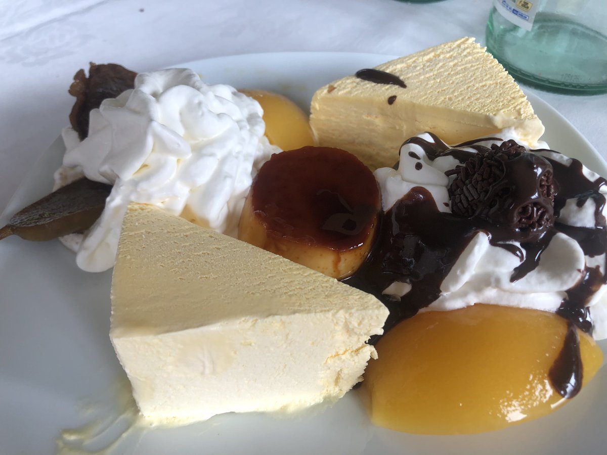 Graupix's tweet photo. Postres brutals a @RestCanBesa @MontsenySuites #CanBesaGraupix #pijama https://t.co/Q8PiJrPhyL