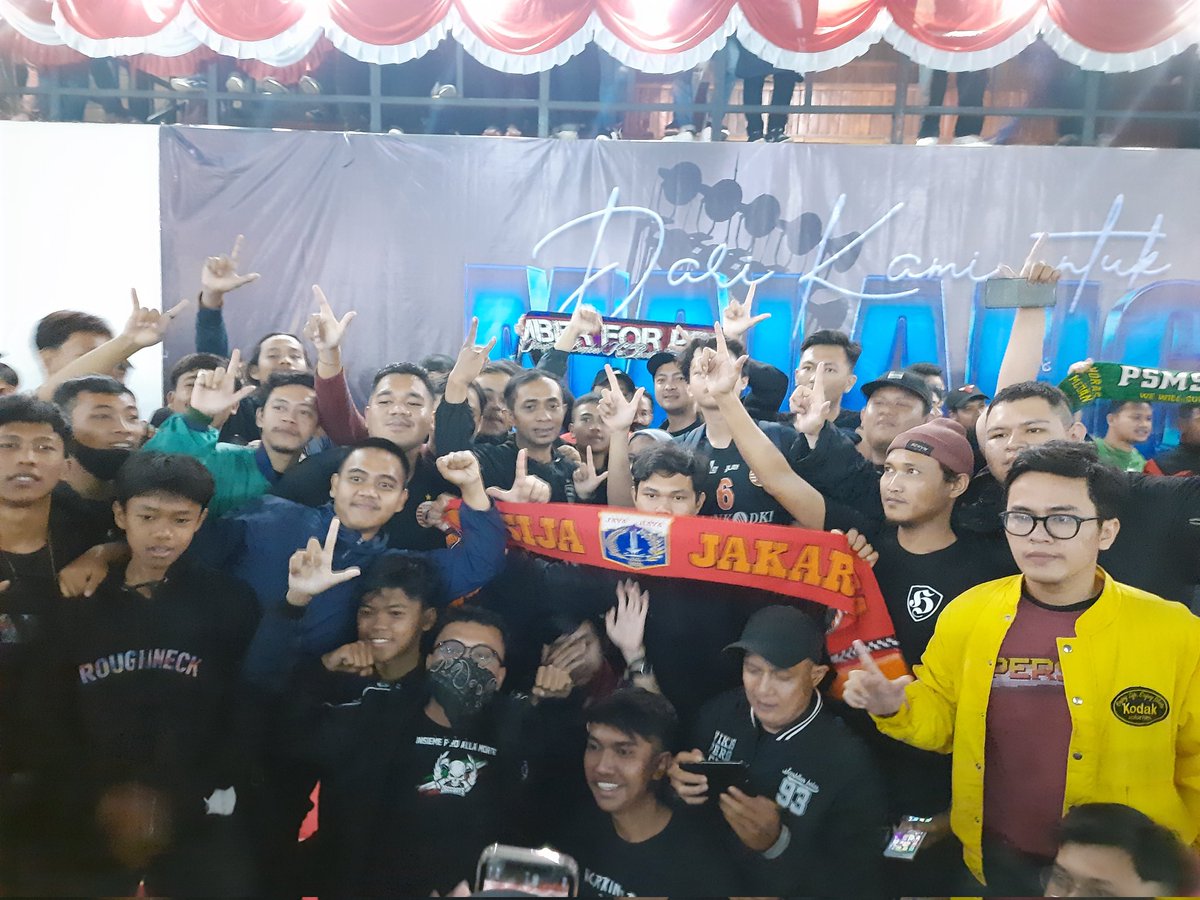 nggabenjoy's tweet photo. Malam ini, di Saparua. Saya menangis, saya bahagia, saya menaruh respect kepada mereka. Dalam video ini adalah Bang Anas dari @jakmaniabandung . Saya berjanji akan membawa pulang pesan ini ke Jakarta. Terima kasih terima kasih terima kasih https://t.co/s3hqzHIVI5