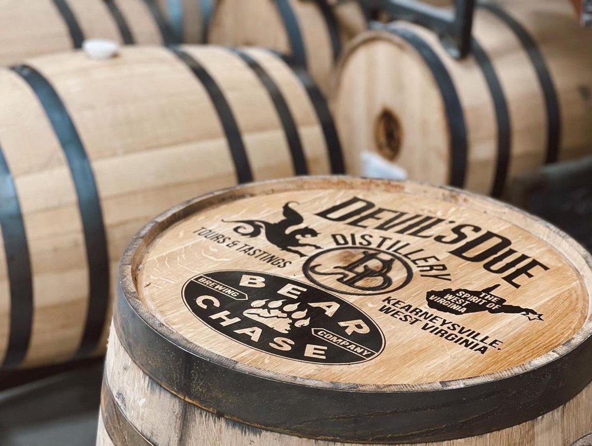 BearChaseBrew's tweet photo. 💥Coming to Bear Chase taps next winter!💥
📸: @devilsduedistillery
・・・
Devil’s Due Distillery partners with Bear Chase Brewery on a special barrel aged beer project.
Drink happy, drink safely.
#beercollab #beercollaboration #bearchasebrew #bearchasebrewing #devilsdue https://t.co/ll2vBExR04