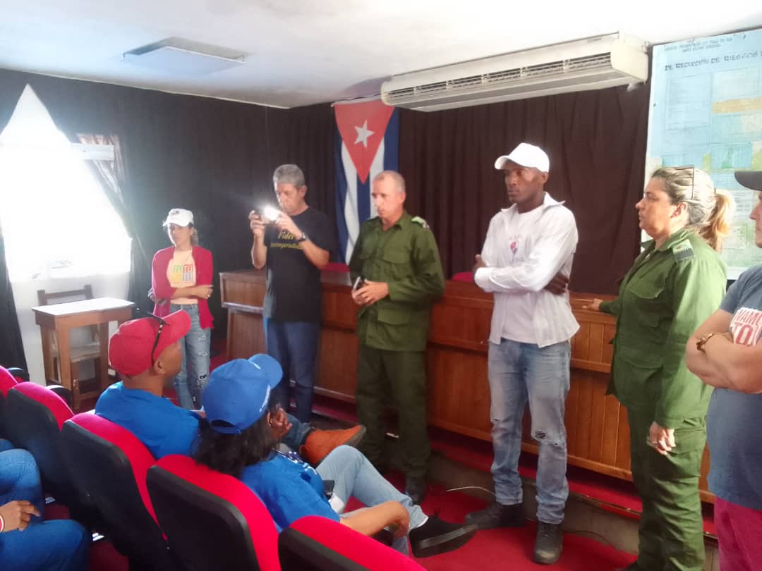 CIGBCuba's tweet photo. A nuestra llegada a #Pinar, nos reunimos con representantes del @PartidoPCC municipal de Viñales. #FuerzaPinar ¡¡¡@CIGBCuba y @CIGB_Mariel está con ustedes!!! https://t.co/BQ8ETgot4n