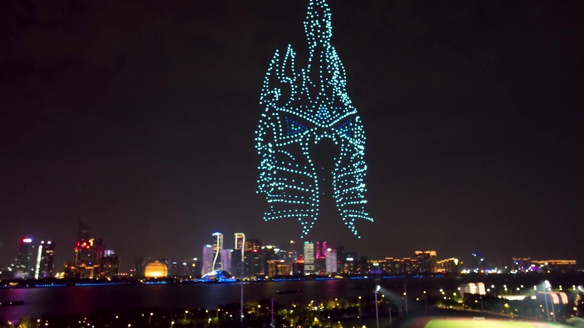 NasDaCN's tweet photo. Blizzard China put on a light show with hundreds of drones on the opening night of Wrath of the Lich King classic. 

https://t.co/v8LV9uZ7uW https://t.co/4SWzkUspir