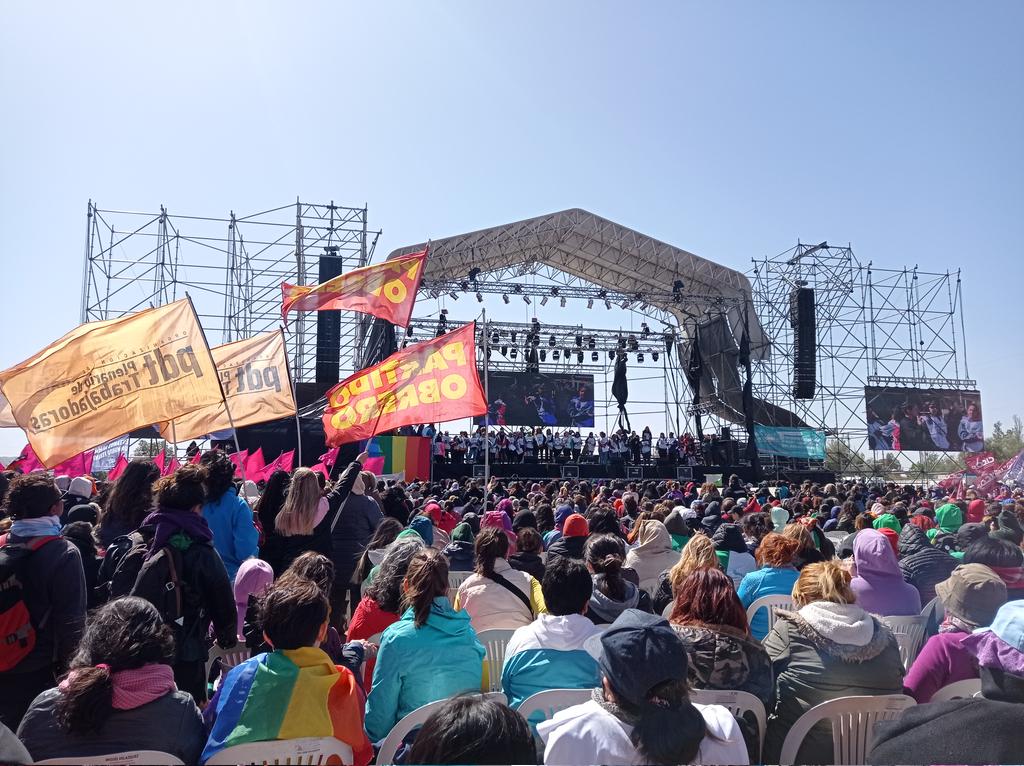 Empezó el #35encuentroplurinacional de mujeres y disidencias, a días de la represión contra el pueblo mapuche liderada por el gobierno nacional "y popular" que aún hoy mantiene detenidas a ocho mujeres. Acá miles de luchadoras exigimos su libertad!