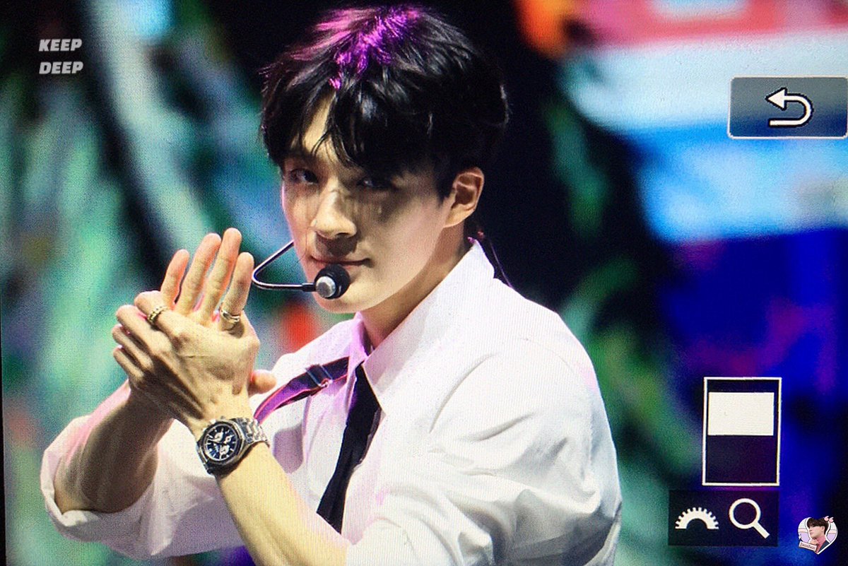 -jn kemeja putih, lengan digulung, pake jam tangan.. Lee Jeno bener-bener ya 😭

Cr. KeepDeep423