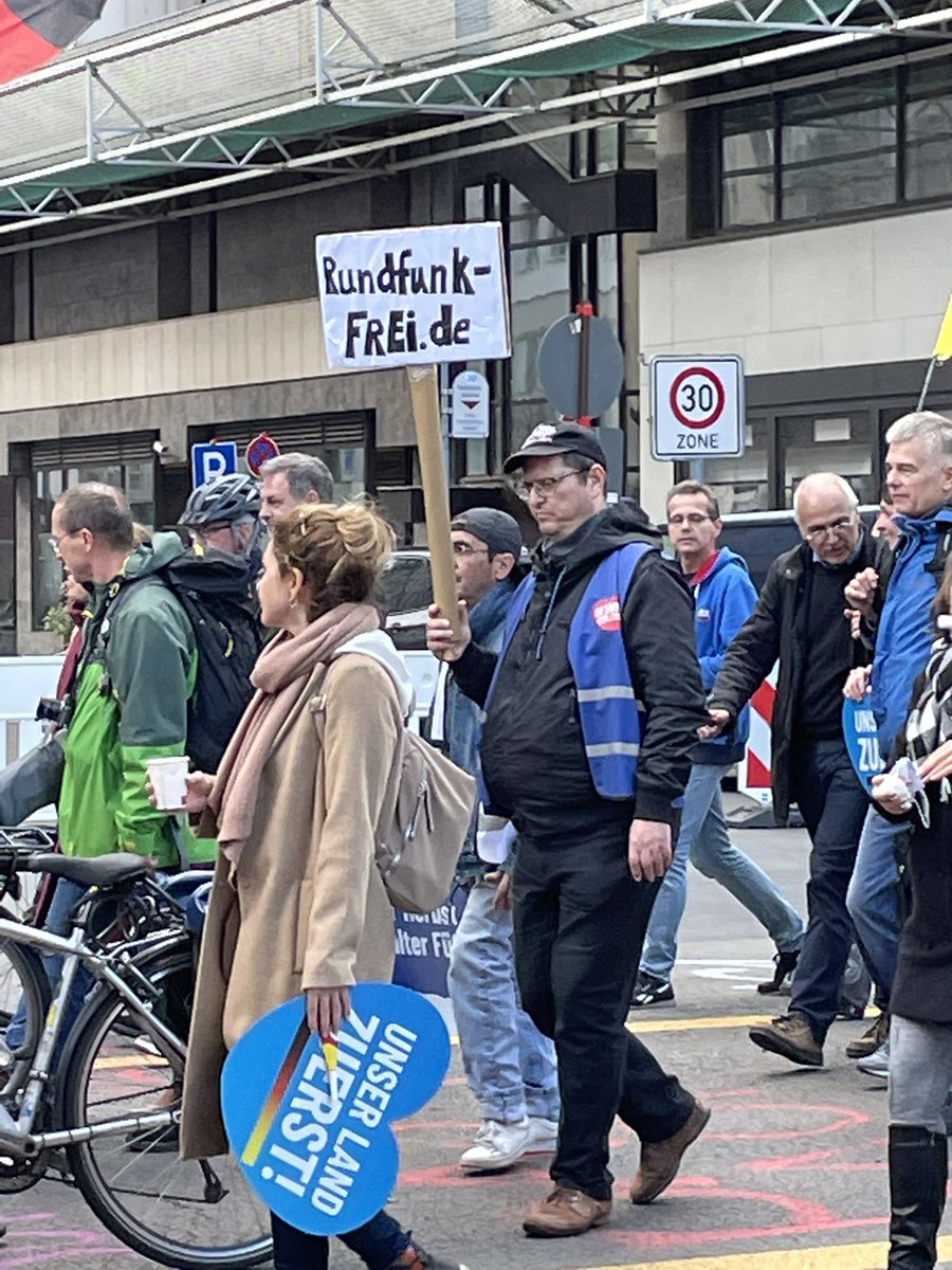 OliverSallet's tweet photo. Freundschaft mit Russland, Nord Stream wieder öffnen - aber auch „unser Land zuerst“. Die Widersprüchlichkeiten der #AfDDemo heute in Berlin. https://t.co/JoymTb1TN9