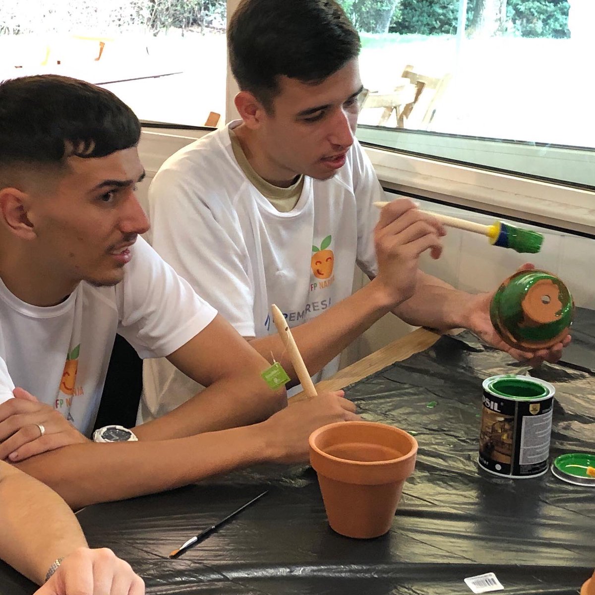 FPnaranja's tweet photo. Iniciamos #kintsugi en la sesión de tarde del I Encuentro Intercentros de #GestiónEmocional de #FP

Hay una grieta en todo, sólo así entra la luz… @IesVMagerit @IESFeria @Consaburum @AEPolitecVigo 

#ConvocatoriaDualiza con @fp_empresa y @CABK_Dualiza https://t.co/L0XrbOfpsA