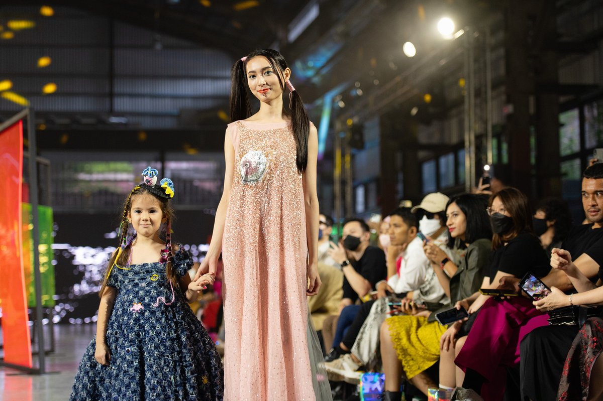 Hexlord's tweet photo. Some snapshots from today's Melinda Looi Couture 2023 Show.
Shot with the Nikon D780 + 70-200mm f2.8G VR II lens.
#Fashion #FashionModel #FashionShow #EventMalaysia #Malaysia #MelindaLooi #Photography #Nikon #NikonD780 #Nikon70200 #NikonMalaysia #SentulDepot #ShotOnNikon https://t.co/Kgidsjet75
