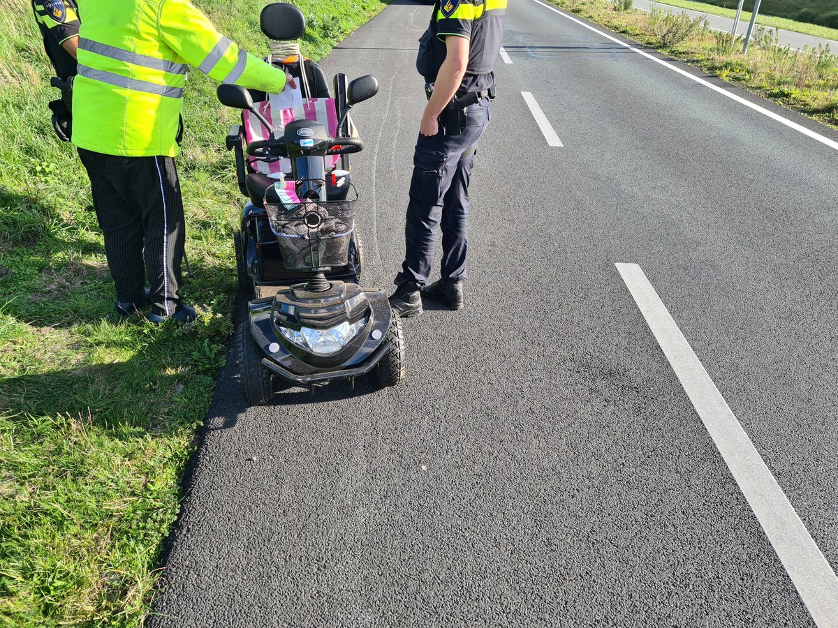 WA_Bleiswijk's tweet photo. 8/10 noodhulpdienst: tja, wat maak je mee tijdens zo'n dienst allemaal? Nou een verdwaalde bestuurder van een scootmobiel op een N-weg. Deze van de weg gehaald en de scootmobiel onder begeleiding naar veilige plek gebracht. https://t.co/gyFmXdRRxp