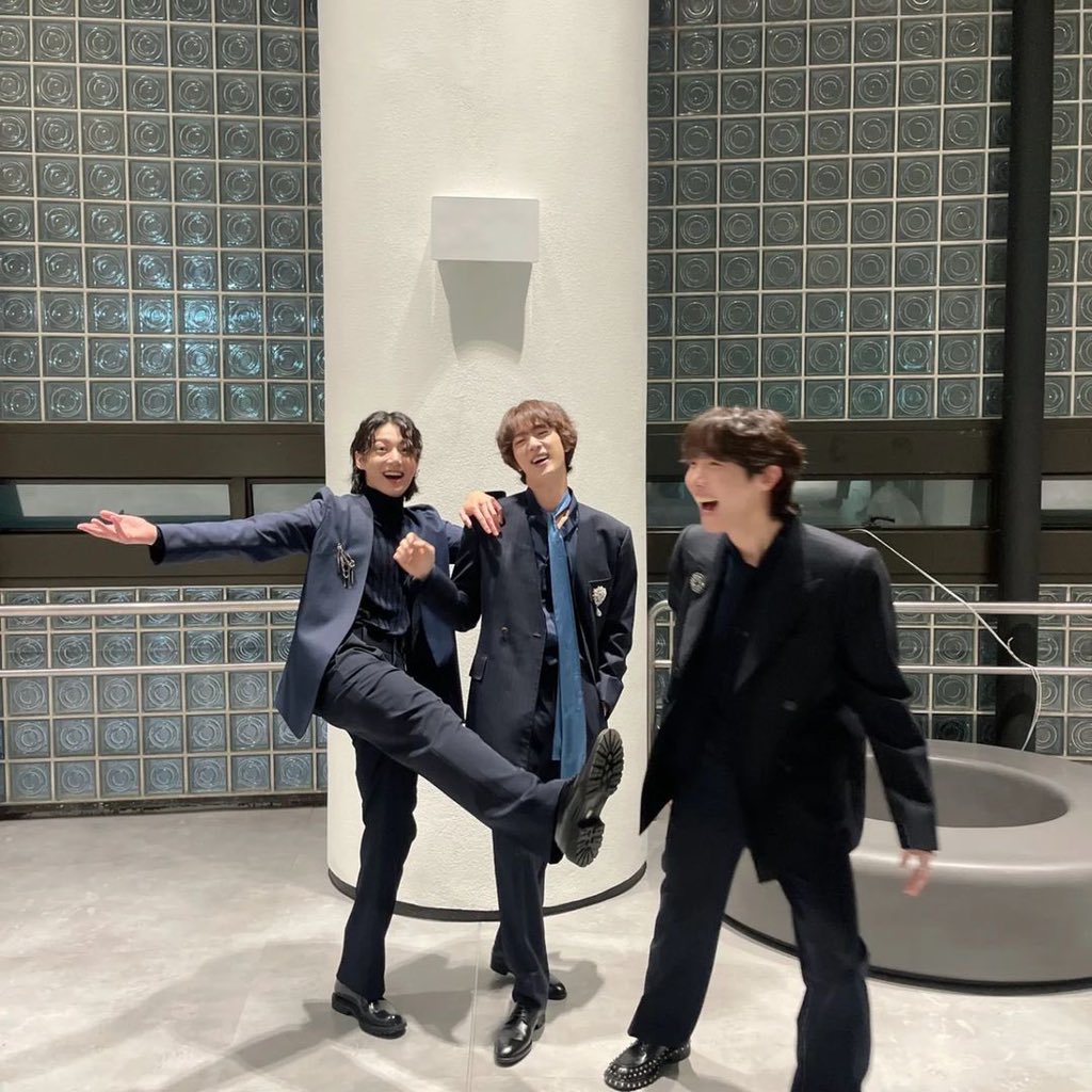 jungkook_pe's tweet photo. 081022 Actualización de Jin en IG junto a Jungkook y j-hope 

¡Tan geniales! @BTS_twt https://t.co/khbDHmJpBm