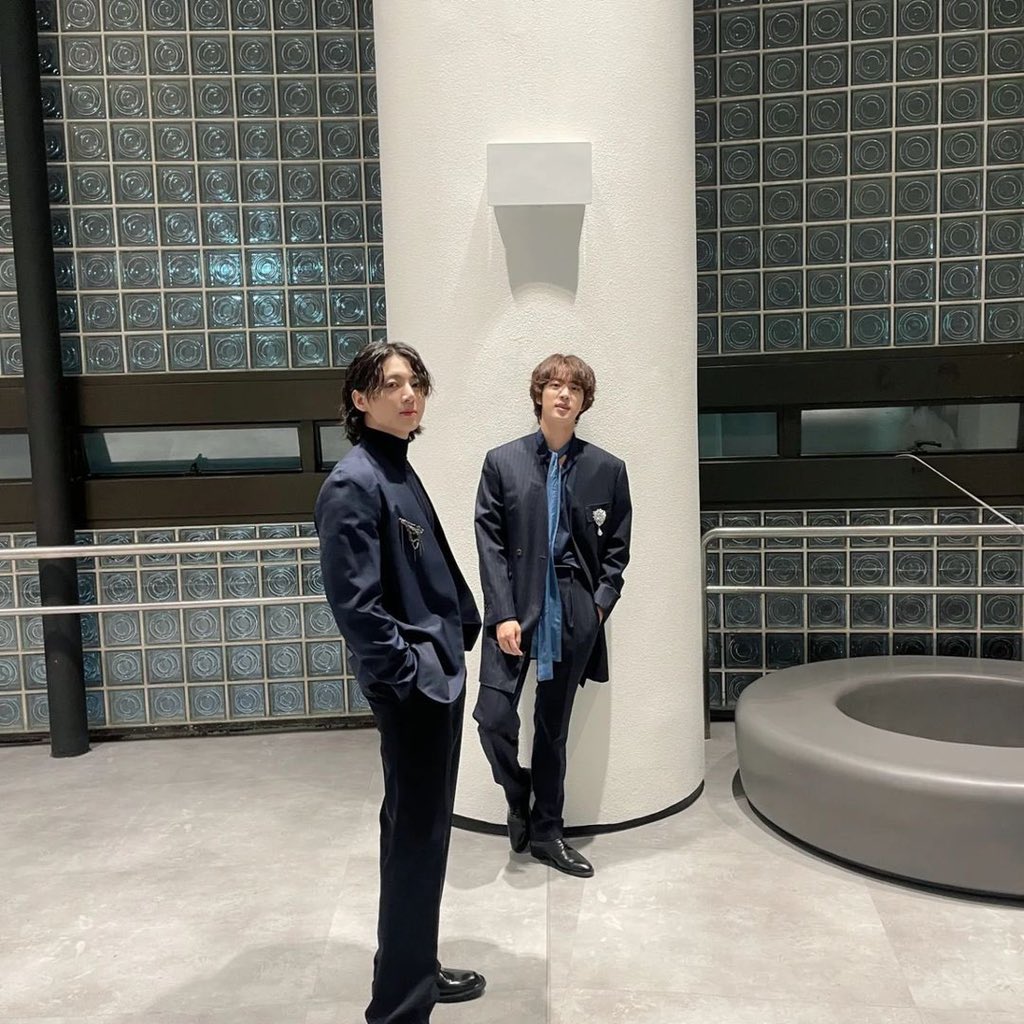 jungkook_pe's tweet photo. 081022 Actualización de Jin en IG junto a Jungkook y j-hope 

¡Tan geniales! @BTS_twt https://t.co/khbDHmJpBm