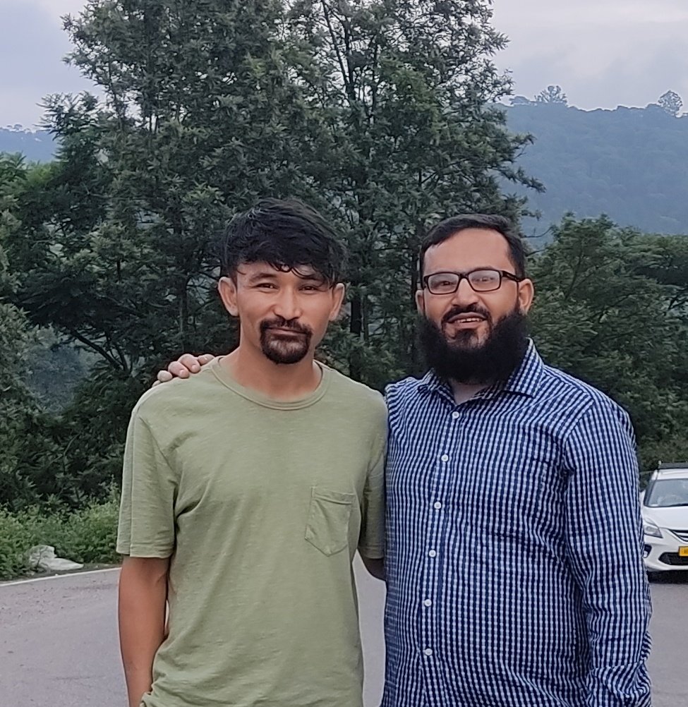 مونږ خو د خپل ملت یووالی په هر ځای کې غوښتی 
په دې خوشاله يو چې هيڅ قام ته مختوري نه يو 
اوس چې څوک ښه خبر کوي نو ورته غوږ نيسو مونږ
اوس د پخوا په شان ساده نه يو سرزوري نه يو 
 دولت زی
❤️تل دې وي زمونږ ملي يووالي ❤️