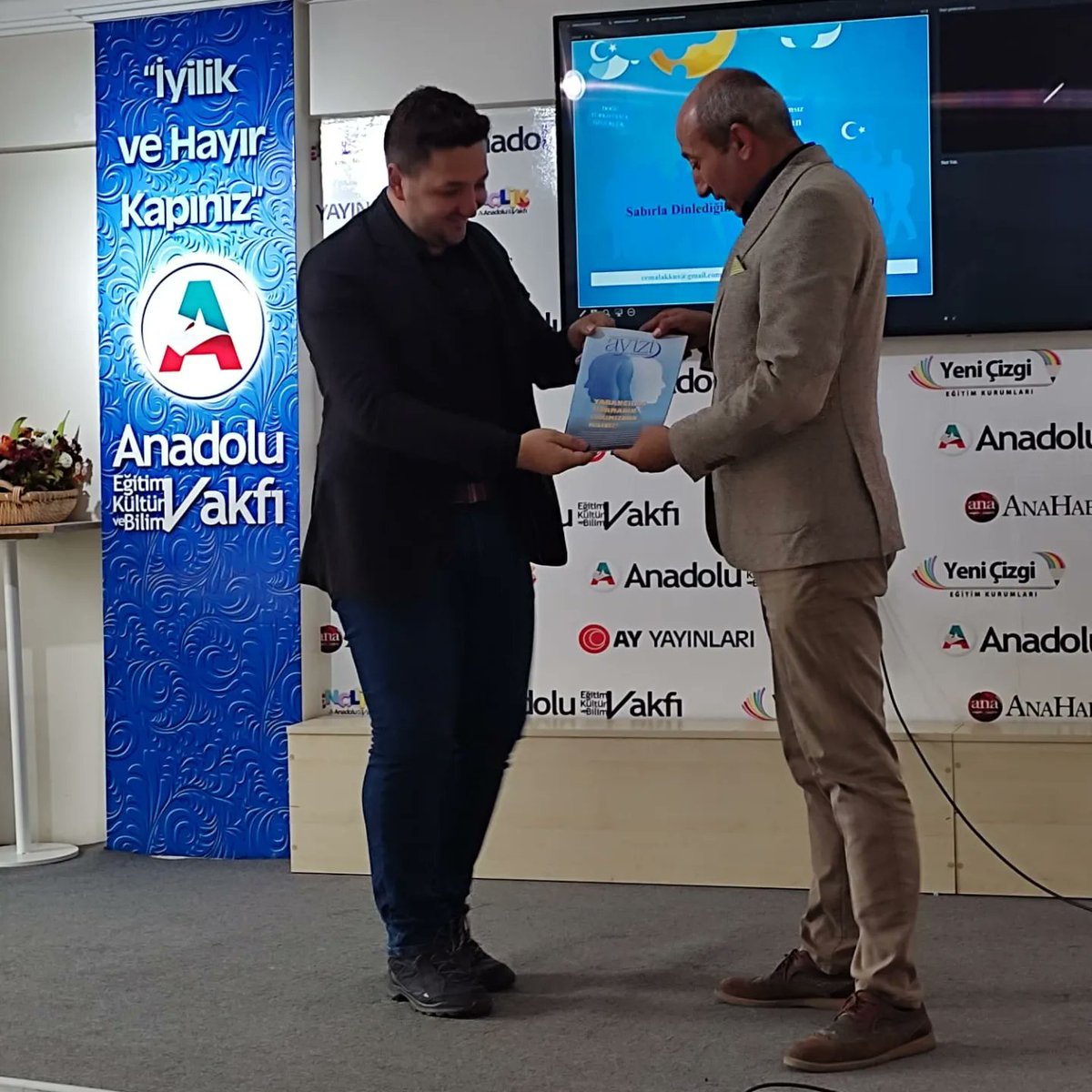 anadoluekbvakfi's tweet photo. Birikimlerini gençlerle paylaşan Türk Dünyası Yörük Türkmen Birliği Genel Sekreteri Cemal Akkuş, gençlerle hoşça vakit geçirdi. Program sonunda kendisine Ayizi Dergisi hediye edildi. 🌙
@ziplatanadam @yorukturkmenbir @Ayizidergisi https://t.co/jkm71zwX6d