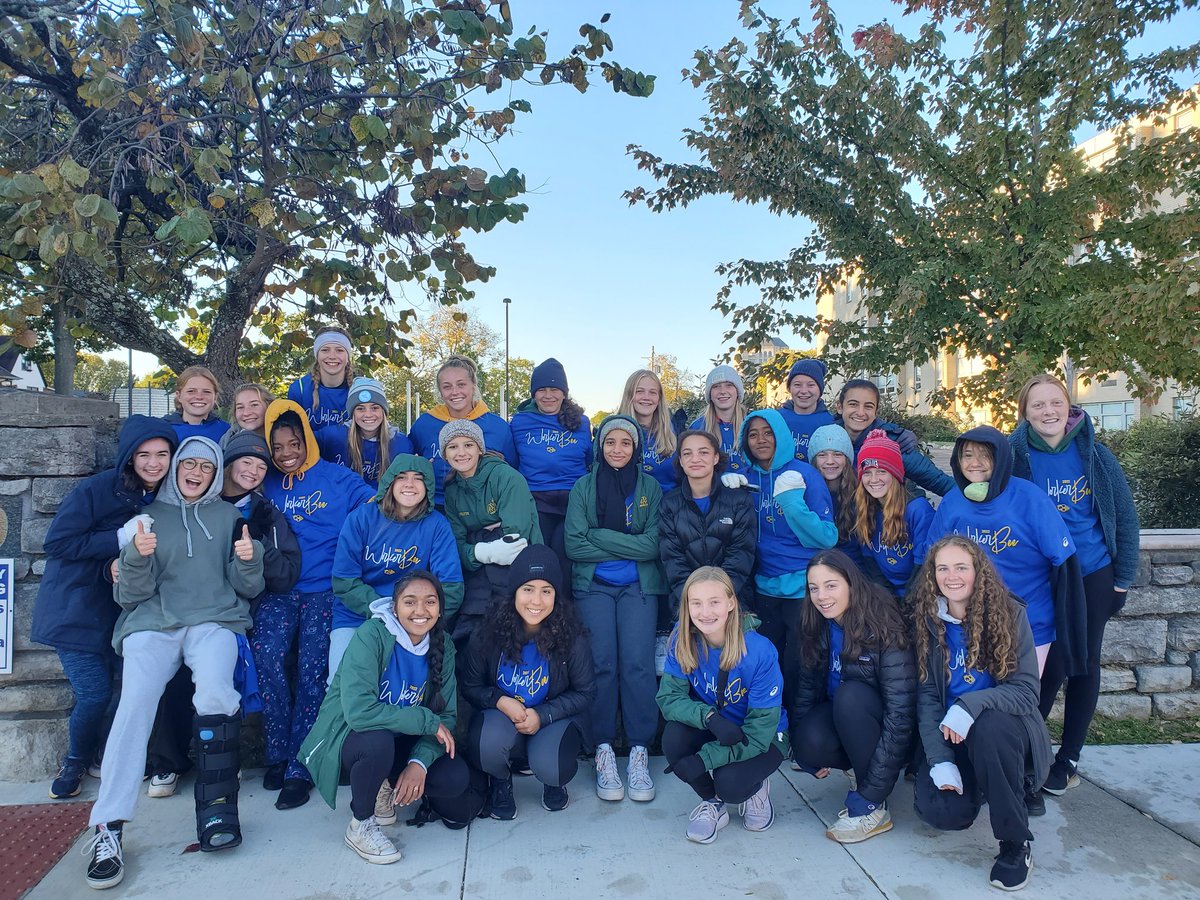 Lady Aves manning one of the first water stations at <a href="/QueenBeeHalf/">Queen Bee Half</a>! Congrats to all the runners today....you all killed it!!! 
#queenbeehalf
#girlpower
