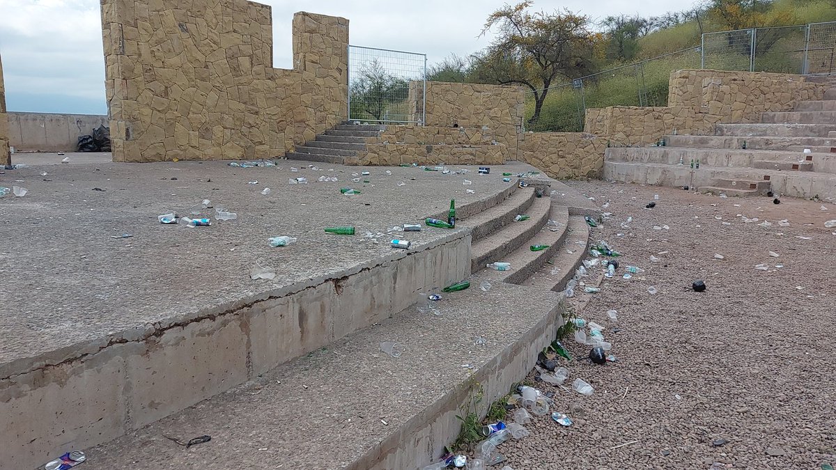 Así quedó el mirador Pablo Neruda del <a href="/parquemetminvu/">Parquemet</a> después de una fiesta del viernes 7/10. Cómo puede ser que se autorice un evento así y no se exiga una limpieza total o una multa importante? Es impresentable que un espacio natural abierto a la ciudad lo dejen en este estado