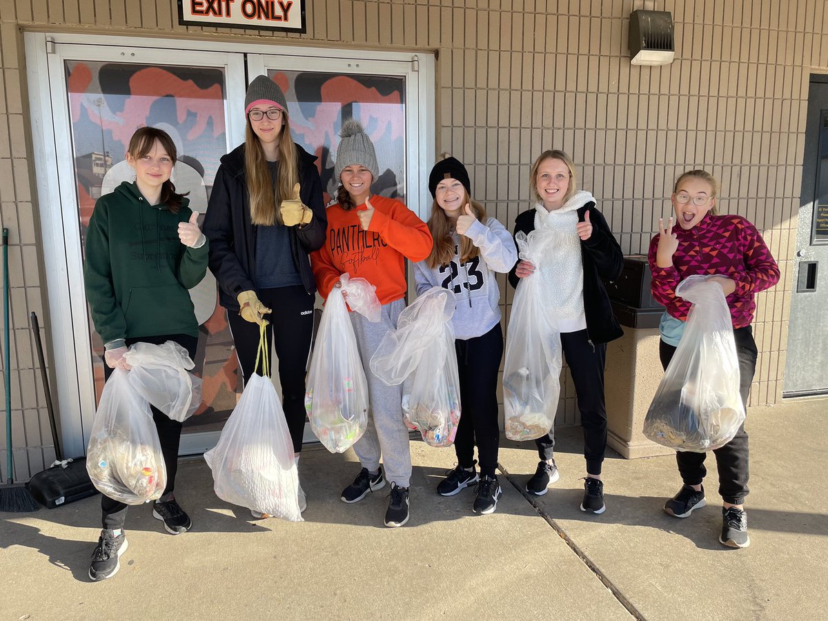 OG_Activities's tweet image. These ladies woke up early on their homecoming morning to come pick up trash from the parade!  Great group of gals!

#GoPanthers
@OGHSPanthers