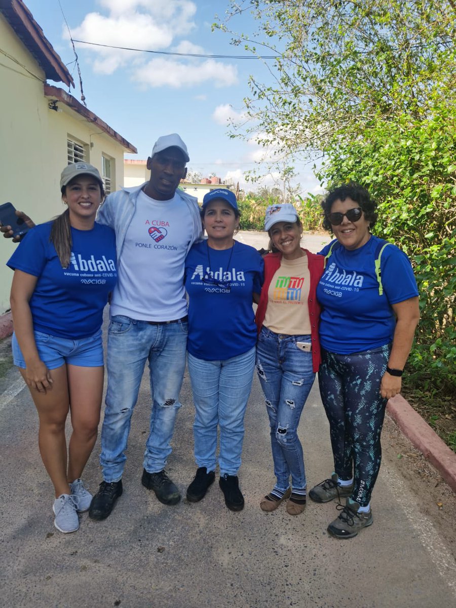 CIGBCuba's tweet photo. #Hoy el @CIGBCuba, junto a nuestros hermanos del @CIGB_Mariel, acudimos a ofrecer nuestro corazón ❤ y nuestras #FuerzasAPinarDelRío. Nos guían nuestros directivos y líderes de la #UJC. Llevamos donativos útiles para la familias pinareñas. https://t.co/4SLlAeEOPl