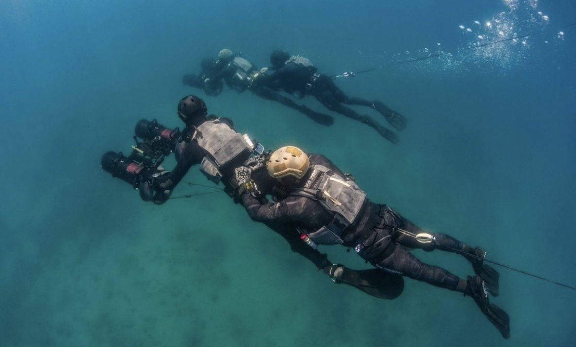 🇺🇸🤿'Buddy up' navalspecialwarfare sailors operate diver propulsion devices during high-altitude dive training.
📷: @usnavy Petty Officer 2nd Class Alex Perlman                        —————👉 deptofdefense