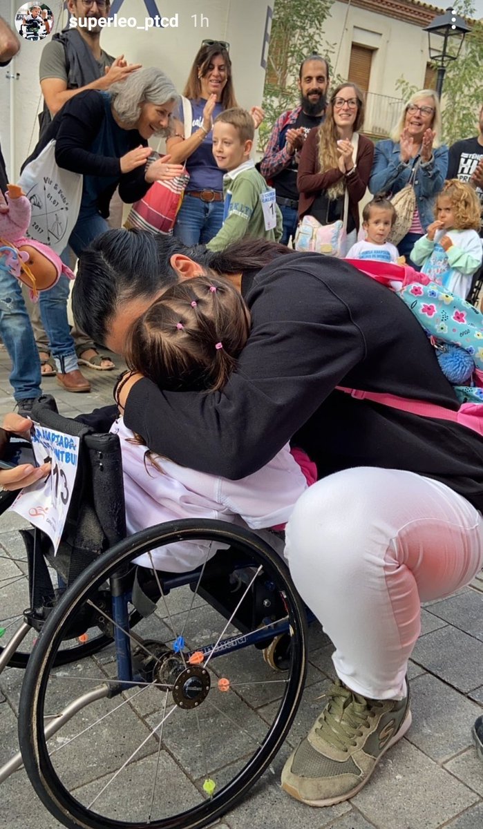 ratolinaemma's tweet image. Darrera de cada cursa hi ha una família empenyent per a tirar-la endavant.
I no ens avorrim de tantes curses pq ens omplen d'alegria, no només a nosaltres si no també a totes les persones q veniu a donar suport i a celebrar amb nosaltres 🥰
I ja callo que avui estic molt intensa