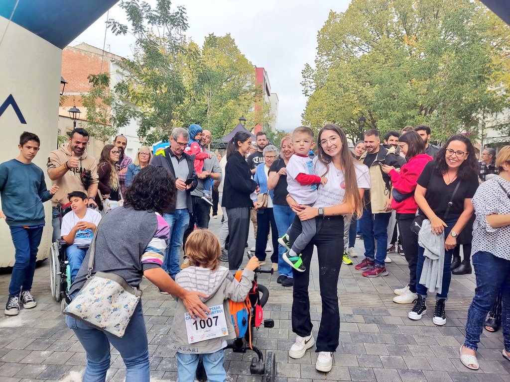 ratolinaemma's tweet image. Darrera de cada cursa hi ha una família empenyent per a tirar-la endavant.
I no ens avorrim de tantes curses pq ens omplen d'alegria, no només a nosaltres si no també a totes les persones q veniu a donar suport i a celebrar amb nosaltres 🥰
I ja callo que avui estic molt intensa