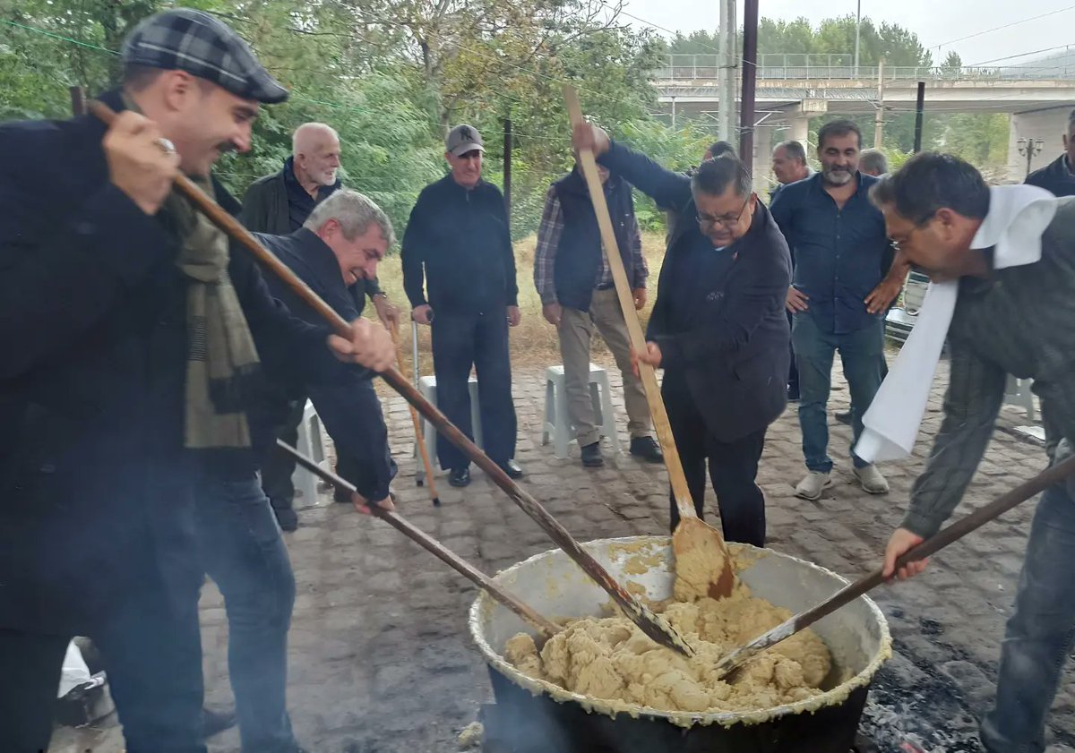SelimYagci11's tweet photo. 📍 VEZİRHAN
Köprülü Mehmet Paşayı Anma Programı kapsamında Karacaova usulü un helvamızı kardık.Hemşehilerimize afiyet olsun. https://t.co/vd67CFFT5u