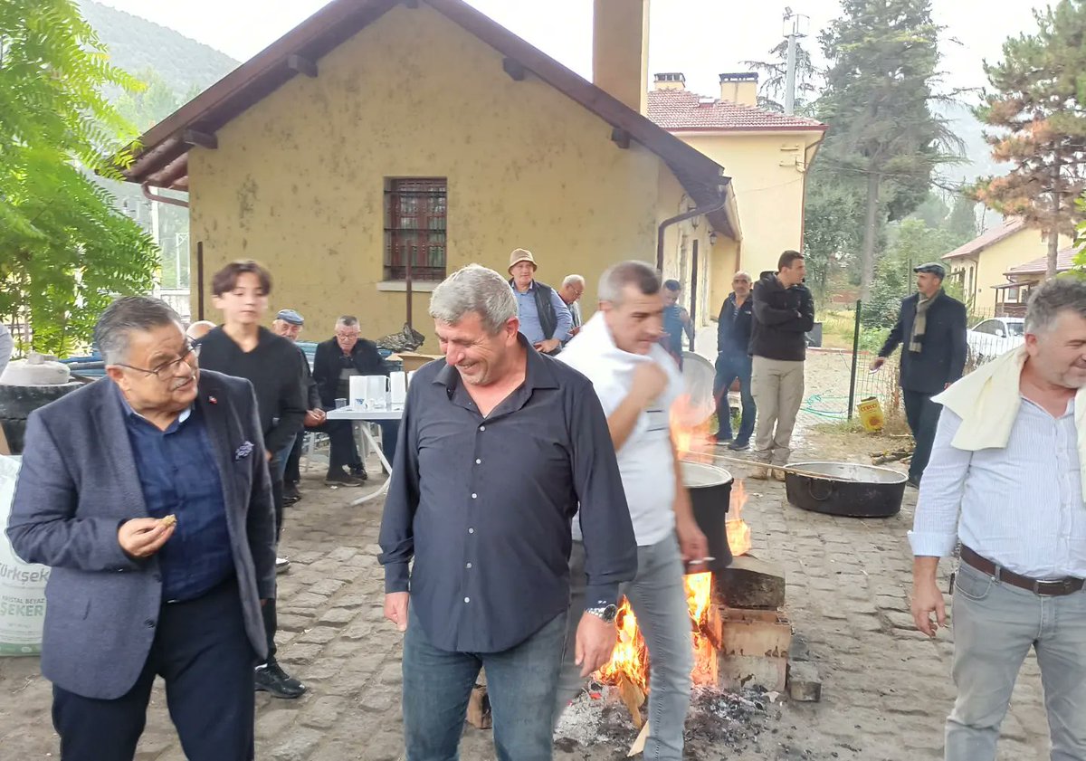 SelimYagci11's tweet photo. 📍 VEZİRHAN
Köprülü Mehmet Paşayı Anma Programı kapsamında Karacaova usulü un helvamızı kardık.Hemşehilerimize afiyet olsun. https://t.co/vd67CFFT5u