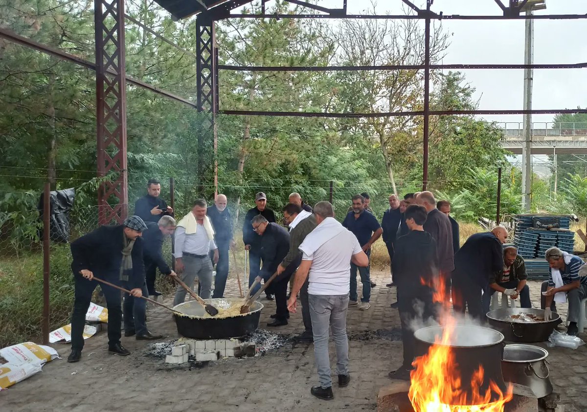 SelimYagci11's tweet photo. 📍 VEZİRHAN
Köprülü Mehmet Paşayı Anma Programı kapsamında Karacaova usulü un helvamızı kardık.Hemşehilerimize afiyet olsun. https://t.co/vd67CFFT5u