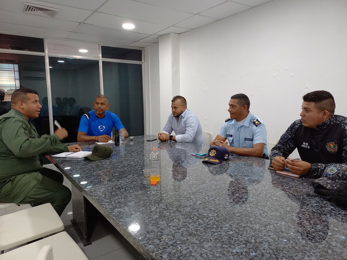 TuAngosturaFC's tweet photo. #GranFinal | @LigaFUTVE2 | #PartidoIda
👮♂️Reunión de Coordinación de Seguridad previo a la final del Campeonato de la Liga FUTVE 2.
📌Estadio Olímpico Ricardo Tulio Maya.
⚽️ Angostura F.C 🆚️ Acd. Anzoategui
🗓 09 Octubre 2022
⌚️ 4:00 p.m
#CreerEsLograrlo
#VenezuelaEsFUTVE https://t.co/sWlnNs3TO6
