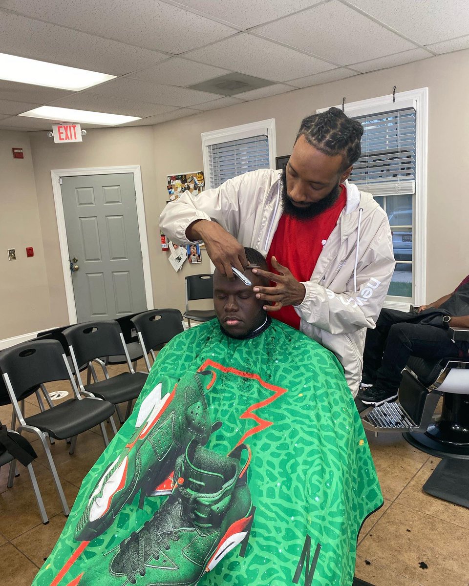 rawbarber_droc's tweet photo. First cut of the day. 

#dmvbarber✅💈😎
•
#rawbarbers #barberlife #rawbarber #dmvillestbarbers #barbershaveclub #sharpfade #fade #barbersarena #barbershopconnect #shotoniphone #illuzien #beard #share #hair #haircut #beardgang #barber #barbersince98 #tiktok #worldstar @andis https://t.co/PBYVhi3KSB