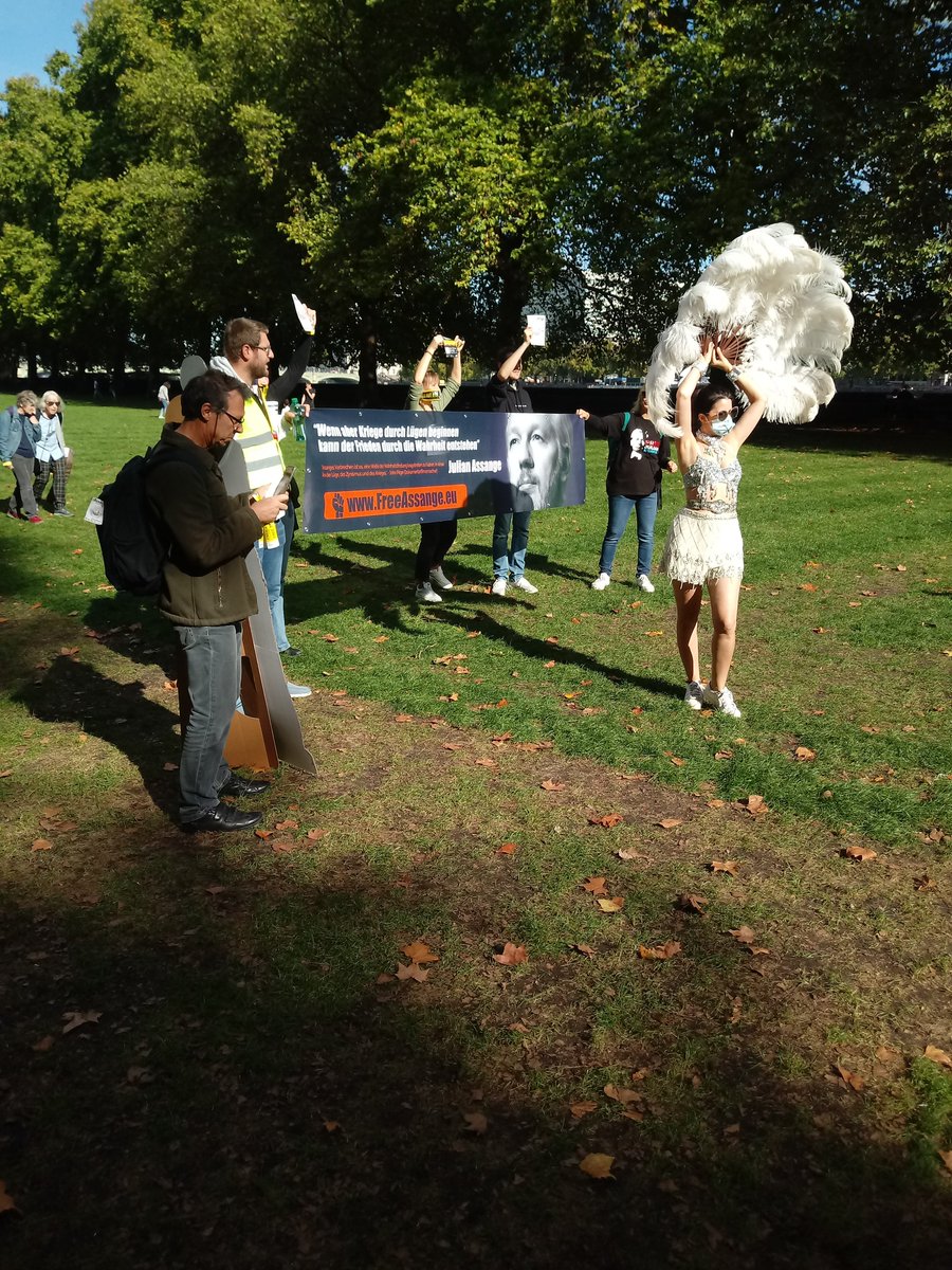 nevervotedtory1's tweet image. A beautiful day.  I was link 983 in the human chain for Assange, which stretched over Westminter and Lambeth bridges and both embankments, completely surrounding Parliament.