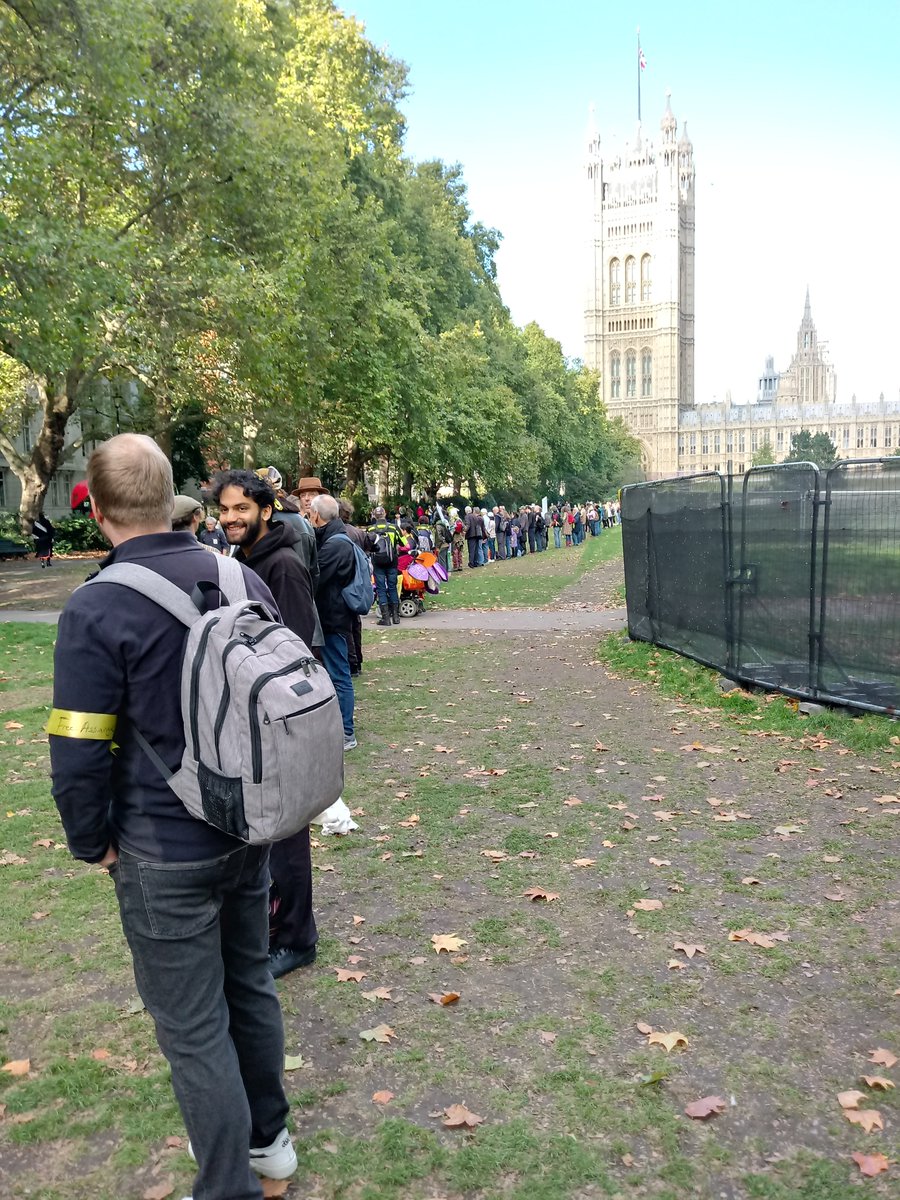 nevervotedtory1's tweet image. A beautiful day.  I was link 983 in the human chain for Assange, which stretched over Westminter and Lambeth bridges and both embankments, completely surrounding Parliament.