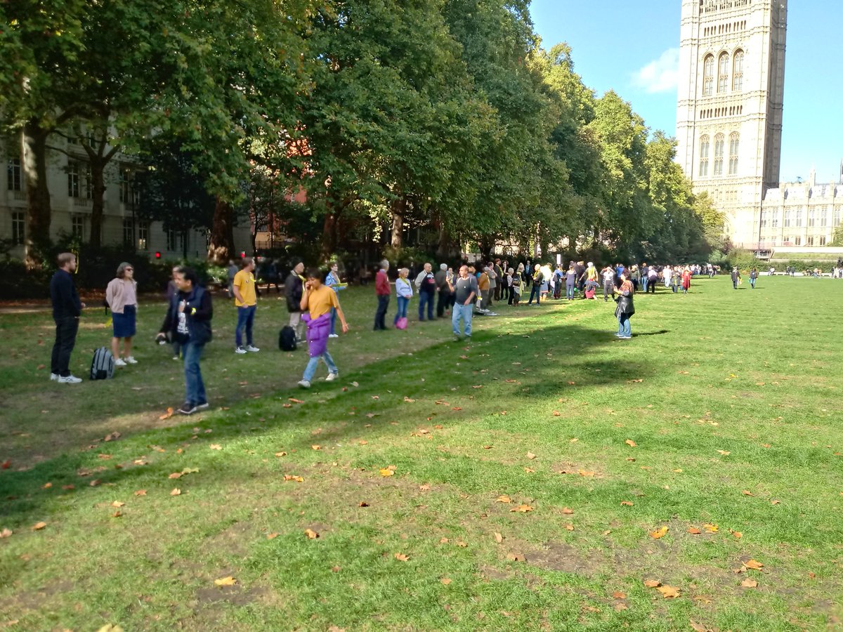 nevervotedtory1's tweet image. A beautiful day.  I was link 983 in the human chain for Assange, which stretched over Westminter and Lambeth bridges and both embankments, completely surrounding Parliament.