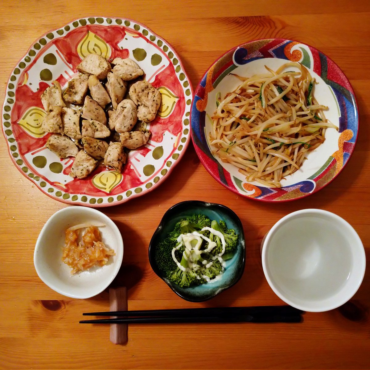 今日の夕飯💕鶏むね肉のバジル焼き🔥お野菜はもやし炒めde🥦✨いただきま～す💕🤣呑まれる方はかんぱーい🍻