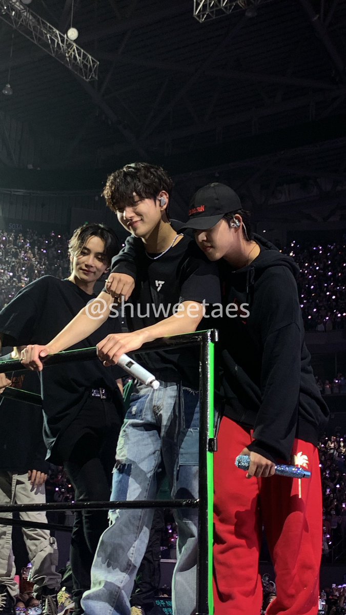 shuweetaes's tweet photo. AND WHEN I TELL U SCREAMED 😭😭😭 THE LOMLS 95Z IN ONE FRAME 

#BeTSinMNL 
#BeTSinMANILA https://t.co/ZVssC1xpSz