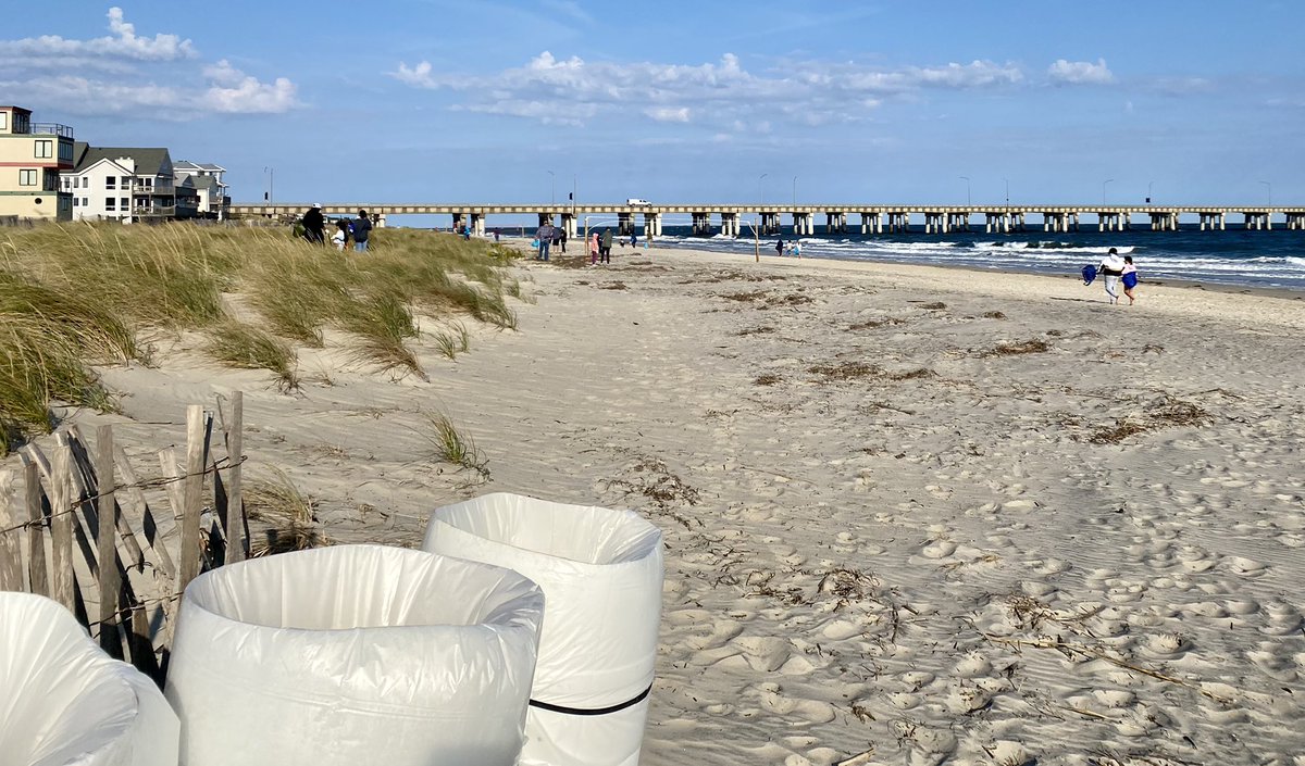 EcoHermitage's tweet photo. #60minutebeachcleanup @ Chickโs Beach! 25 #volunteers, 40+ pounds of trash picked up. #oceanpollutionstartsonland @HESVBVikings @vbschools @BeachyCleanVB #makewavesnotwaste https://t.co/WqeP87UumV
