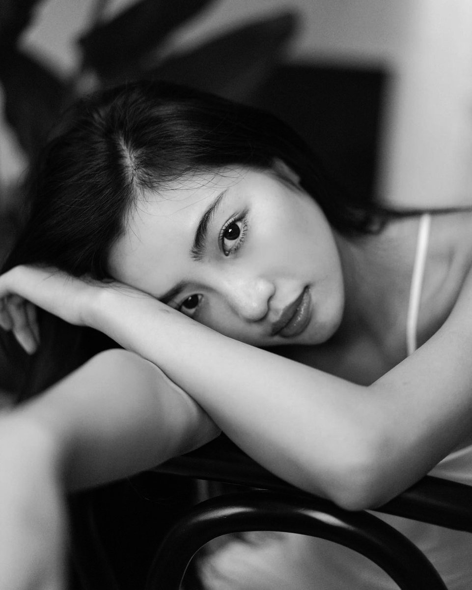 "𝘚𝘩𝘦 𝘭𝘰𝘰𝘬𝘦𝘥 𝘱𝘢𝘭𝘦, 𝘭𝘪𝘬𝘦 𝘢 𝘭𝘪𝘭𝘺 𝘥𝘳𝘰𝘸𝘯𝘦𝘥 𝘶𝘯𝘥𝘦𝘳 𝘵𝘩𝘦 𝘸𝘢𝘵𝘦𝘳."